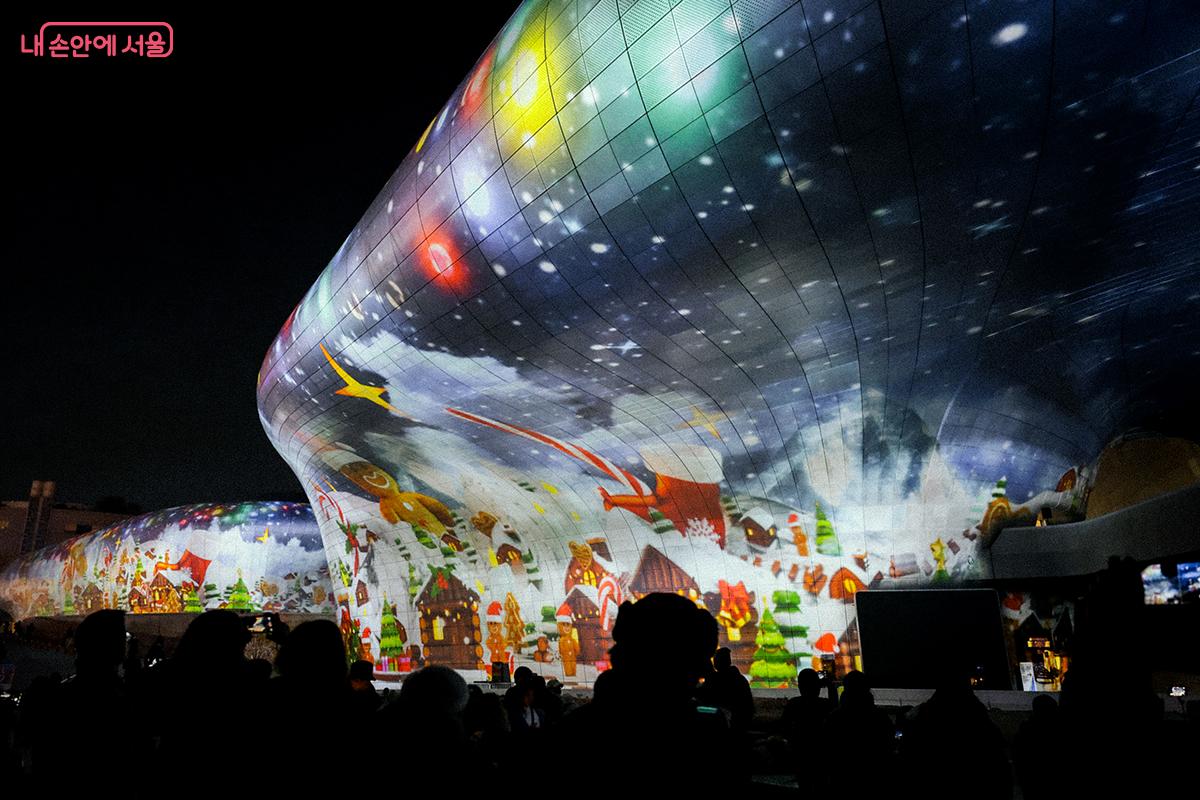 흰 눈이 소복이 덮인 진저브레드 마을이 사랑스럽다. &copy;김아름