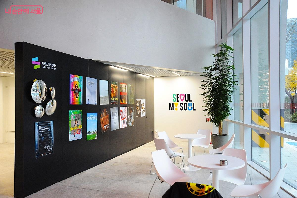 1층 로비의 쉼터와 프로그램 안내판 ©조수봉
