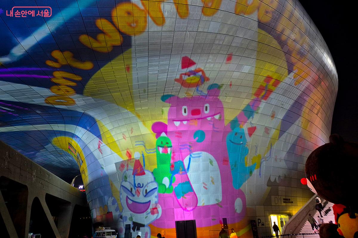 백호&middot;현무&middot;주작&middot;청룡을 모티브로 한 소울프렌즈의 화려한 연출은 서울이 지향하는 미래적 가치와 방향성을 표현한다. &copy;정향선