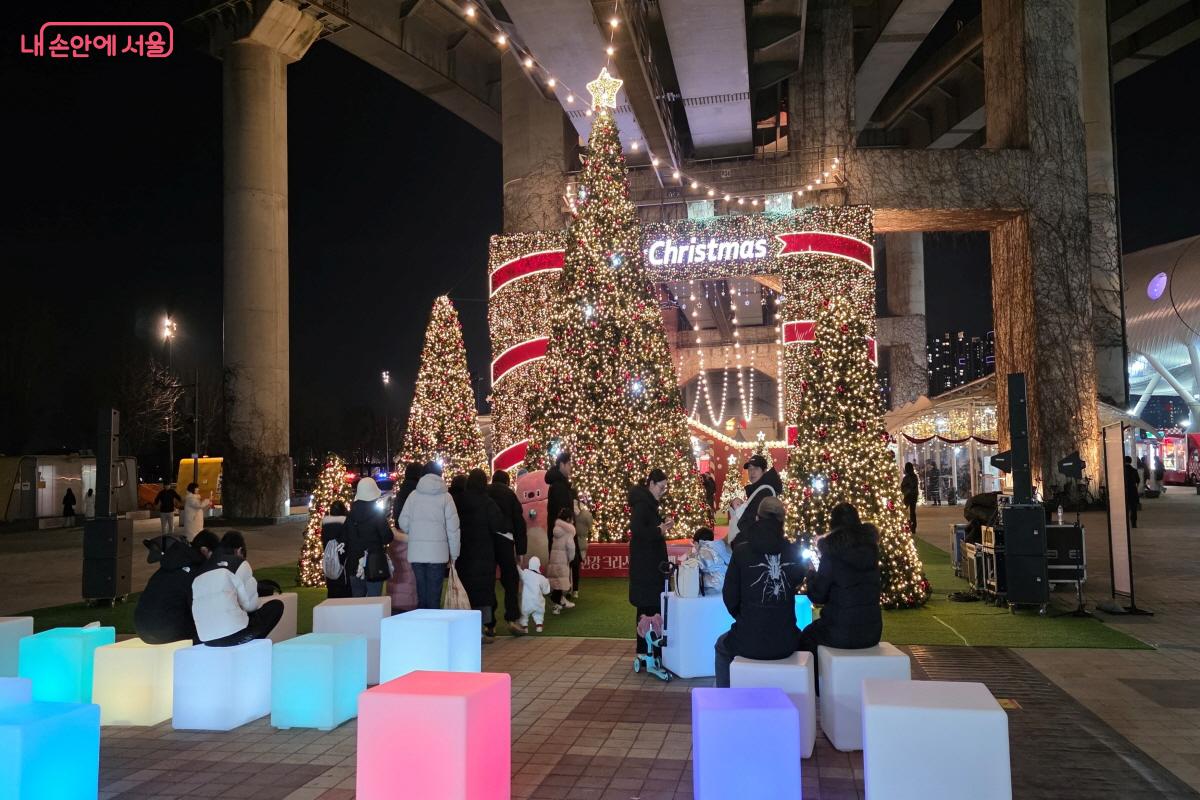 &lsquo;2025 로맨틱 한강 크리스마스 마켓&rsquo;은 25일까지 이어진다.ⓒ이선미