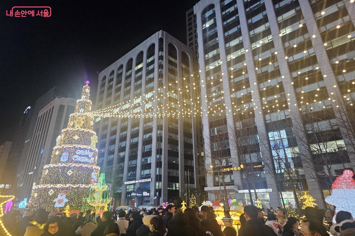 대형 크리스마스트리를 따라 빛 조형물을 감상할 수 있도록 조성된 관람 경로 &copy;김도희