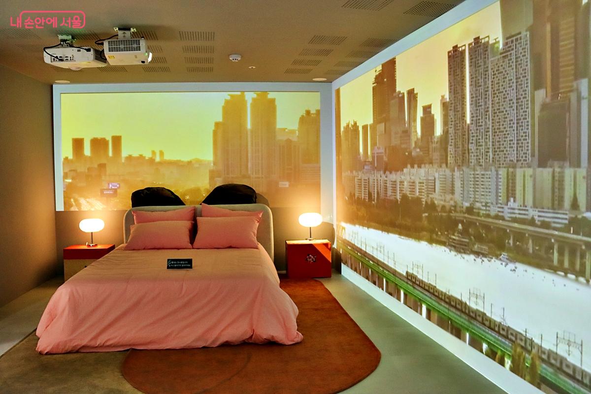 용산 스카이 스위트 호텔을 모티브로 꾸민 <스카이 스위트>