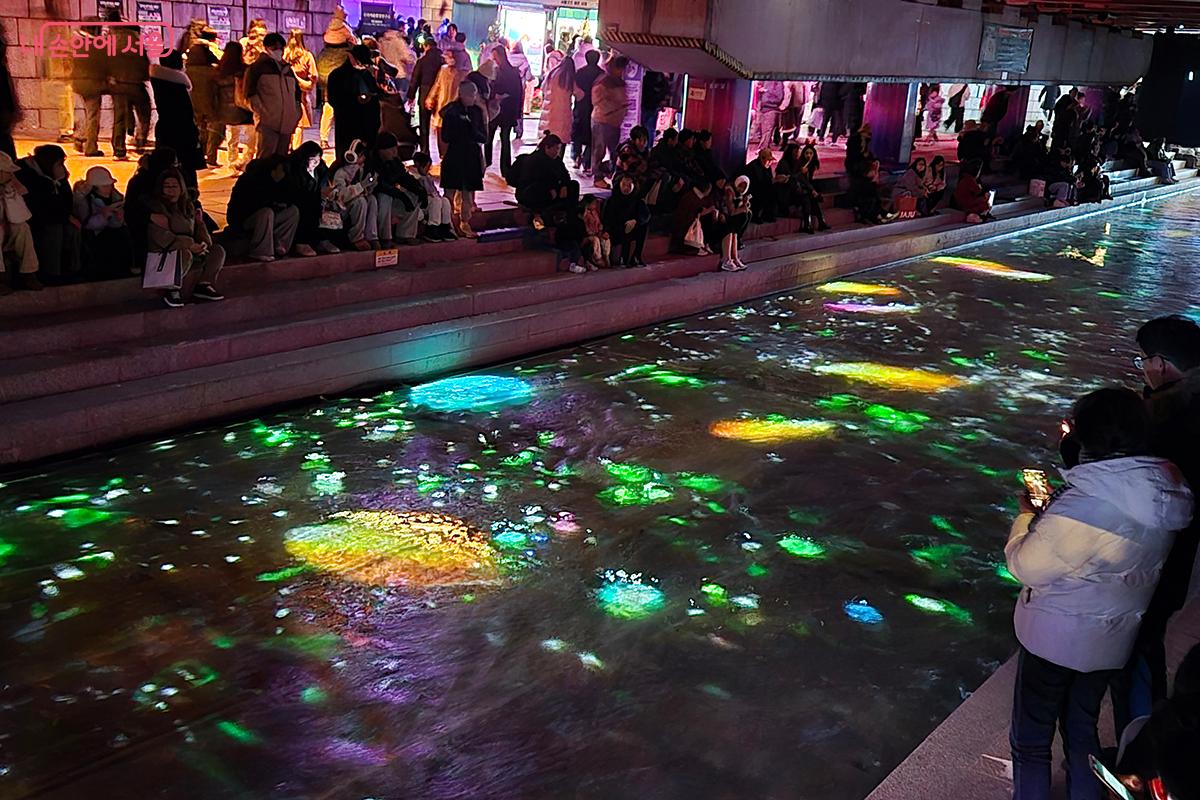 광교와 장통교를 잇는 물길 위에 레이저와 LED 등으로 각종 동식물과 아름다운 무늬를 만들어낸다. &copy;이혜숙