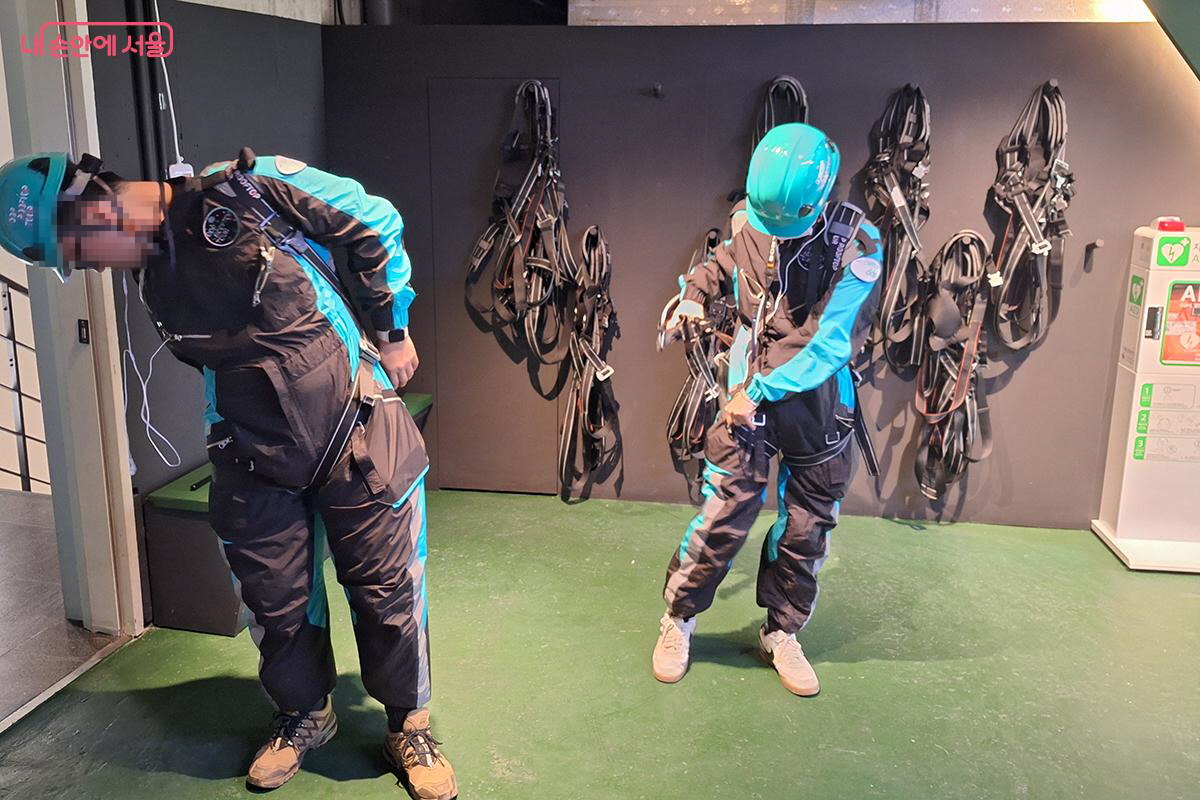 안전요원들이 루프탑 투어에서 쓰이는 안전 장구 착용 시범을 보이고 있다. ©백승훈