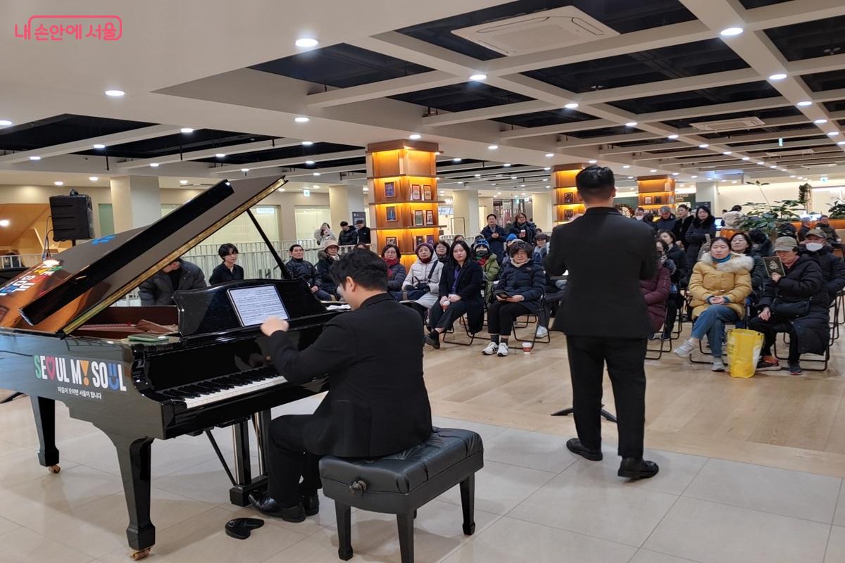 '수요 라운지 음악회' 첫 날 공연에는 100여 명이 훌쩍 넘을 정도로 많은 관객들이 함께 했다. ©엄윤주