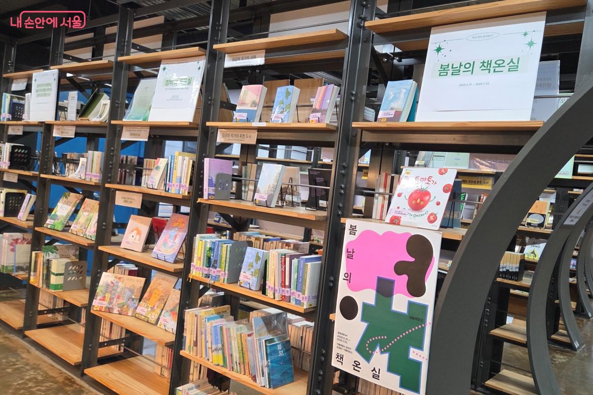 첫 번째 시즌인 '봄날의 책온실'은 도심 속 책 온실이라는 콘셉트로 다양한 분야의 도서를 확인한다. &copy;김미선