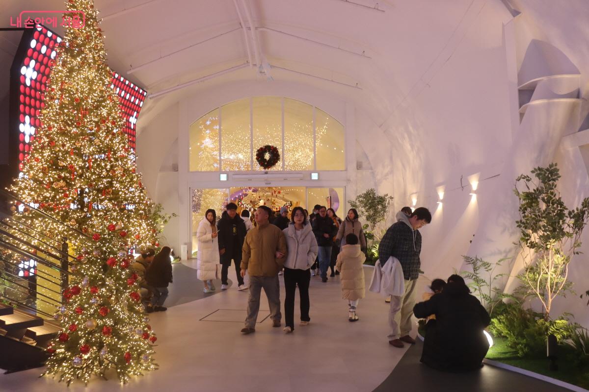 따듯한 분위기가 가득했던 &lsquo;2025 로맨틱 한강 크리스마스 마켓&rsquo; &copy;조송연