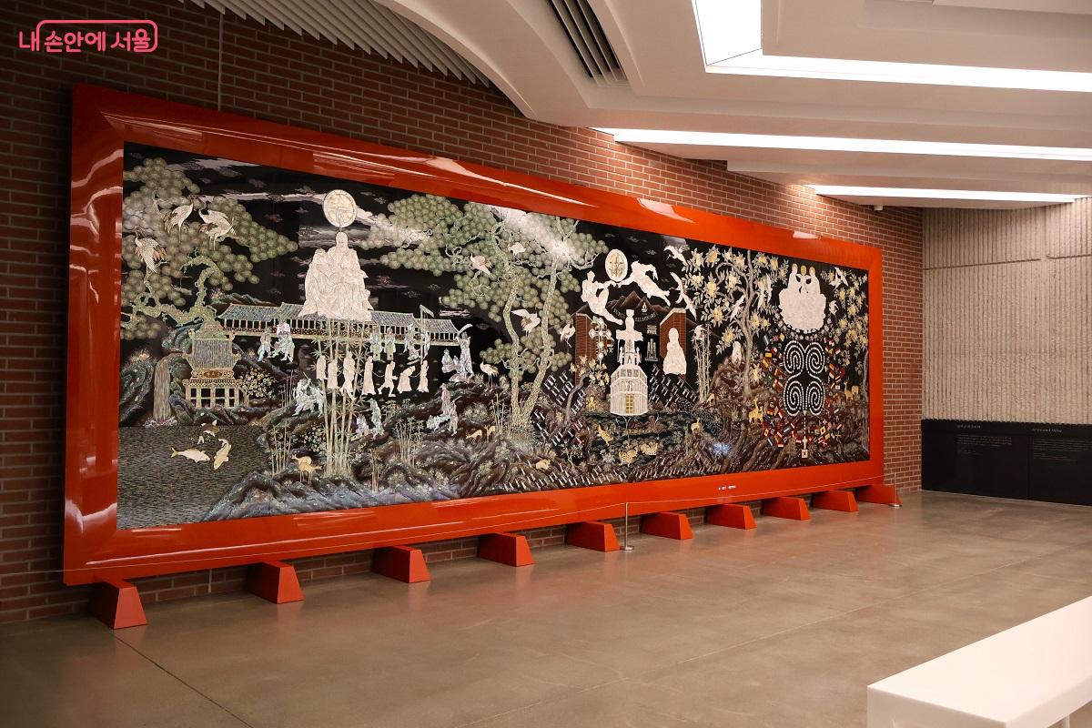 일어나 비추어라! Surge, Illuminare, 김경자, 김의용(소목장), 강정조(나전장), 손대현(옻칠장) &copy;이봉덕