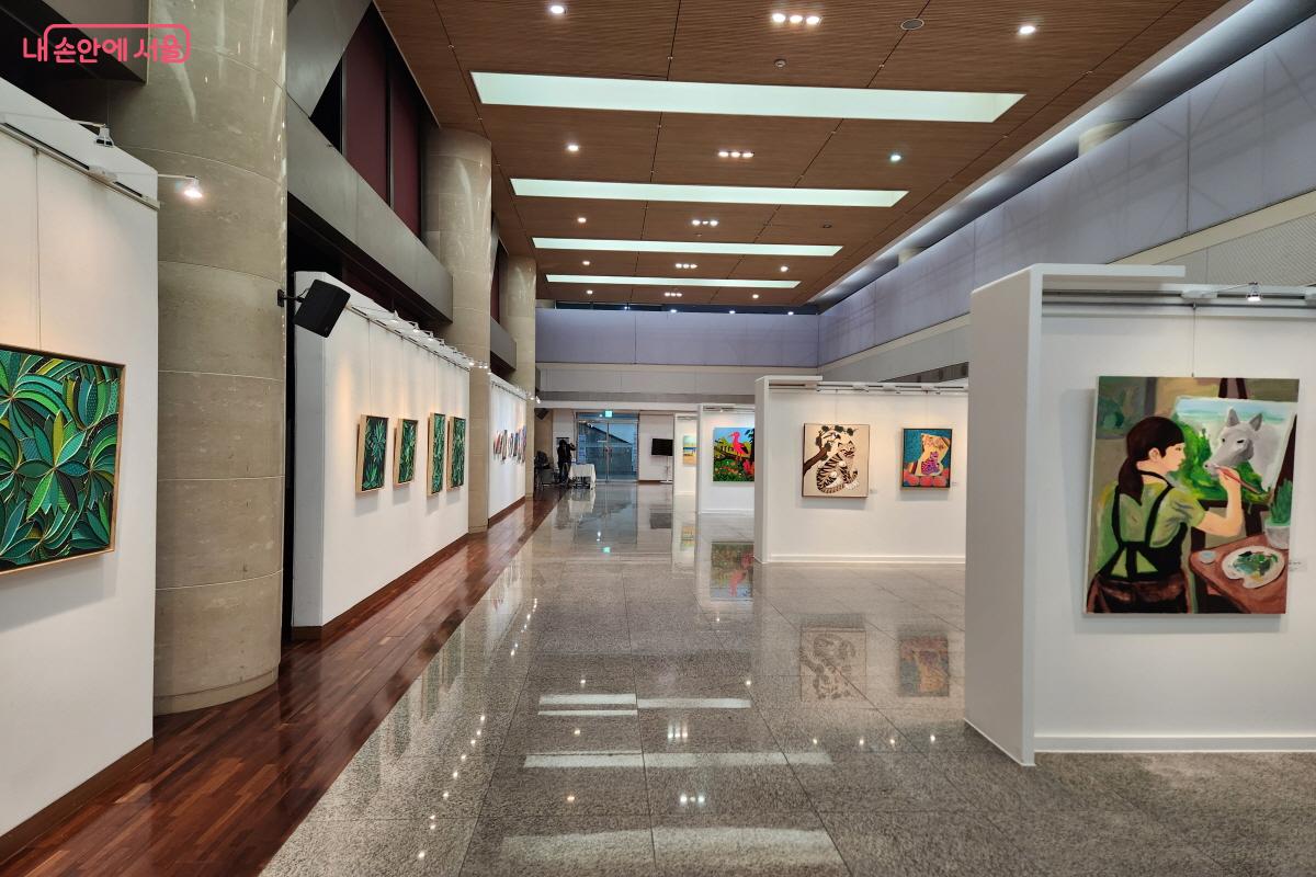 한 발 앞으로 나아가는 작품들을 보면서 &lsquo;한 발 앞으로 세 번째 이야기&rsquo;를 기다려 본다. &copy;윤혜숙