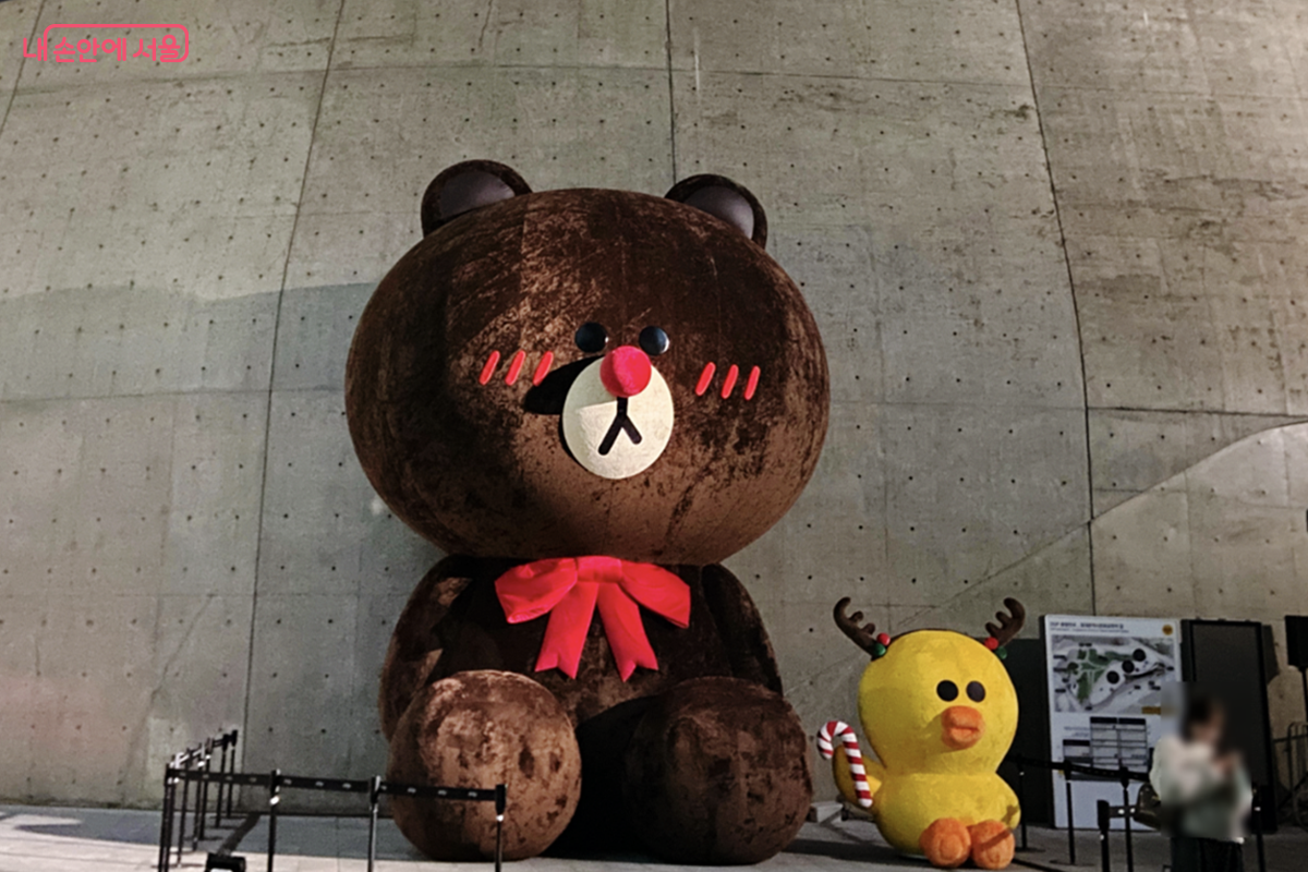 라인프렌즈 캐릭터로 꾸며진 포토존 &copy;김경선