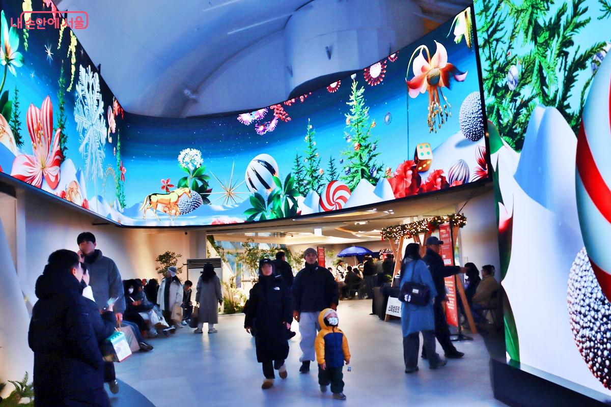 외관은 예전 그대로인데 안에 들어서는 순간 분위기가 완전 달라져 있다.