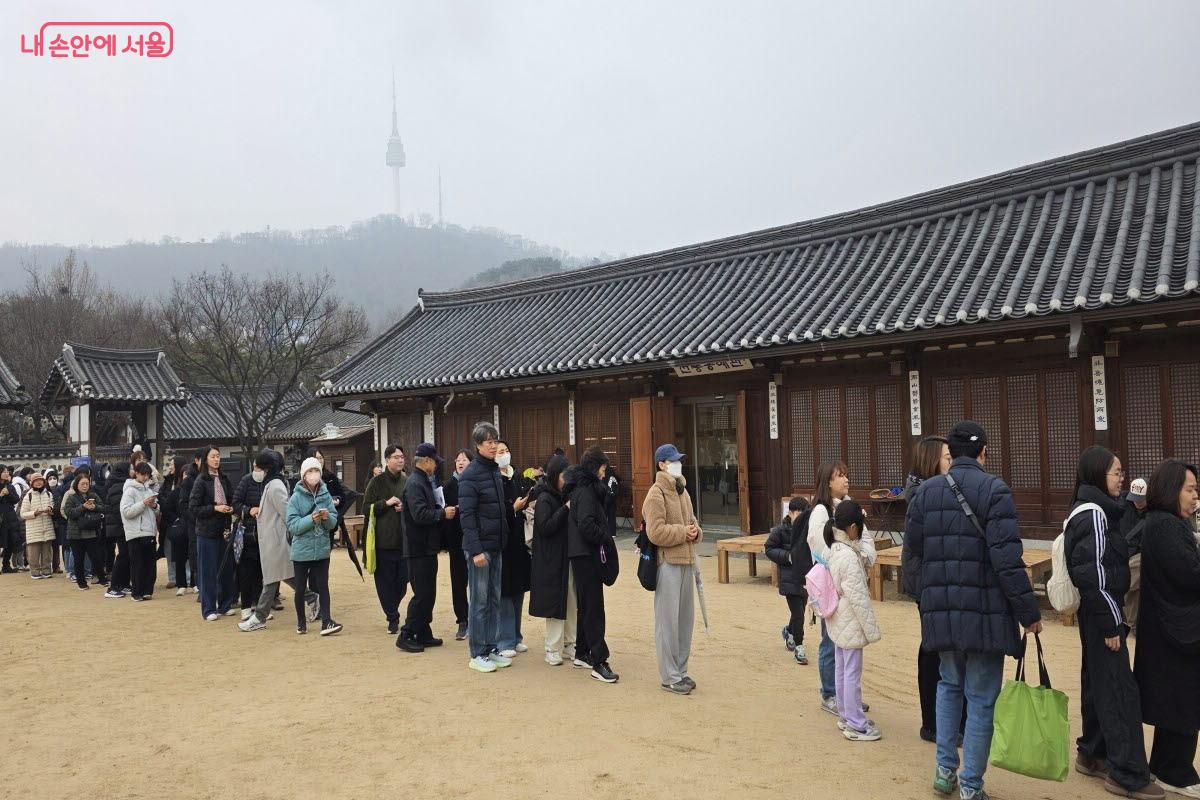 조선시대 동지의 풍습처럼 달력을 나눠주었다.ⓒ이선미