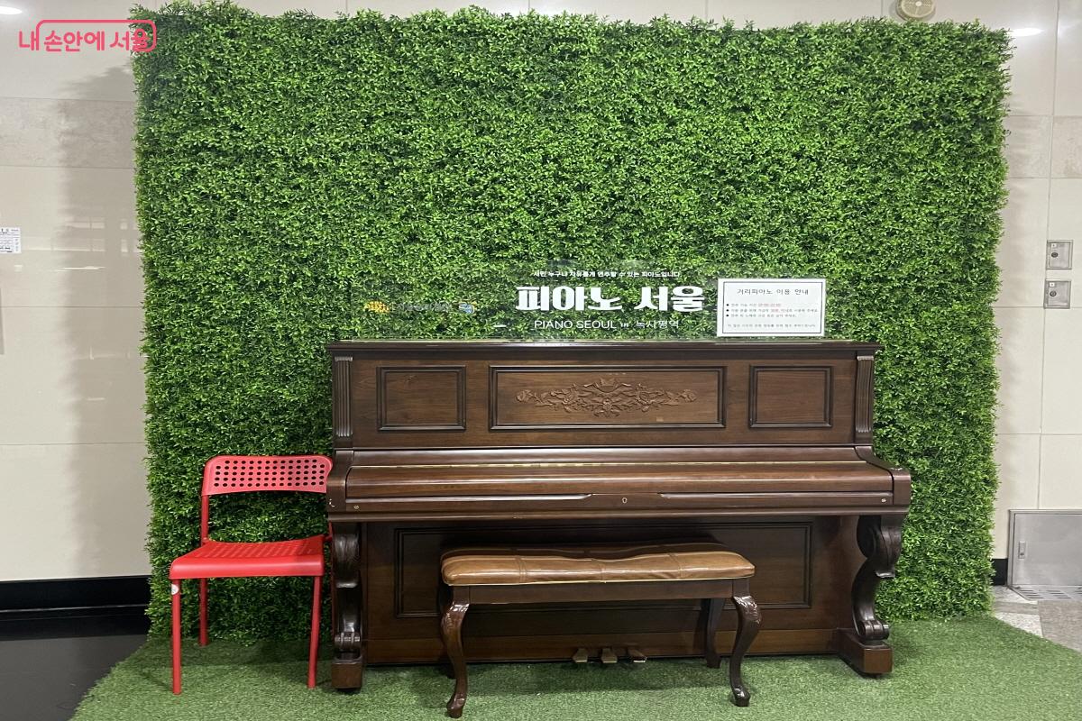 시민 누구나 자유롭게 연주할 수 있는 피아노가 설치된 녹사평역 &copy;이정민