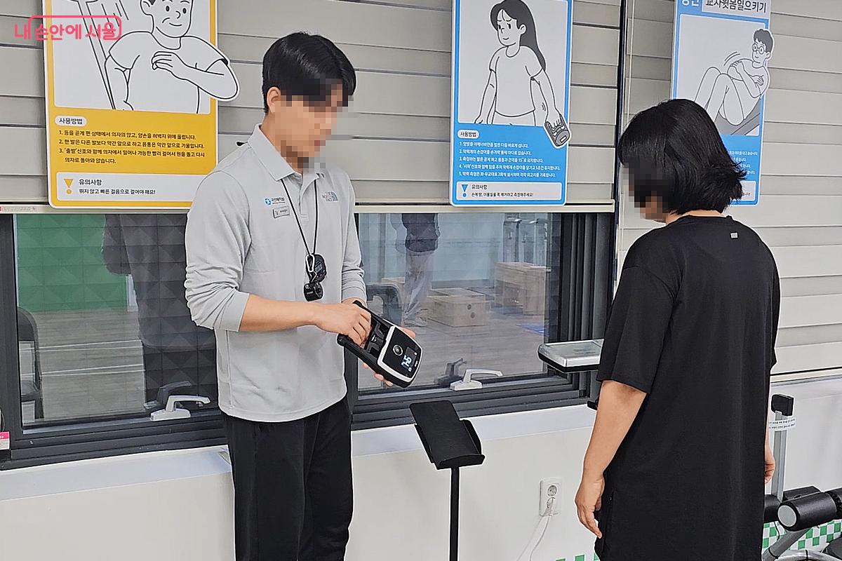 악력 측정 모습 - 성인 &copy;오도연