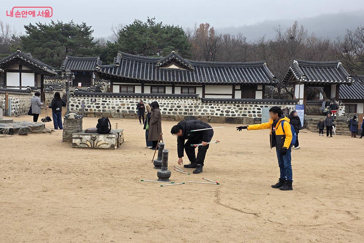 투호 던지기 체험 중인 외국인 관광객 &copy;이정민