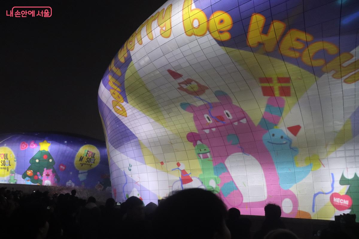 &ldquo;Don&rsquo;t Worry, Be HECHI&rdquo; 문구가 긍정의 메시지를 전한다. &copy;조수연