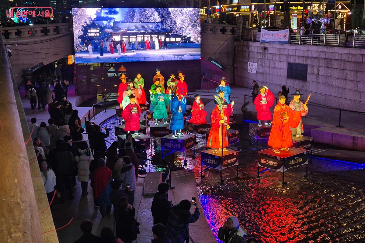 많은 시민들이 서울의 겨울 밤에 펼쳐지는 마법 같은 순간을 즐기기 위해 청계천을 찾았다. &copy;이혜숙