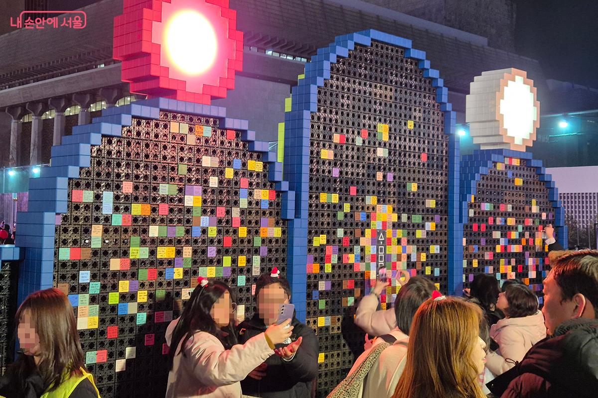 시민들이 &lsquo;일월오봉도 소원벽&rsquo;에 2026년 새해 소원 타일을 끼워 완성하는 시민참여 프로그램이 큰 호응을 얻었다. &copy;이혜숙