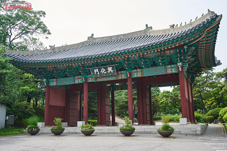 경희궁의 정문인 흥화문