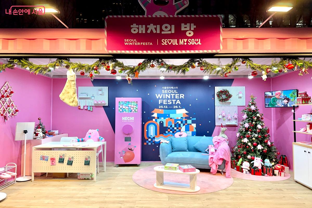 크리스마스 분위기를 연출한 해치의 방 ©임수영