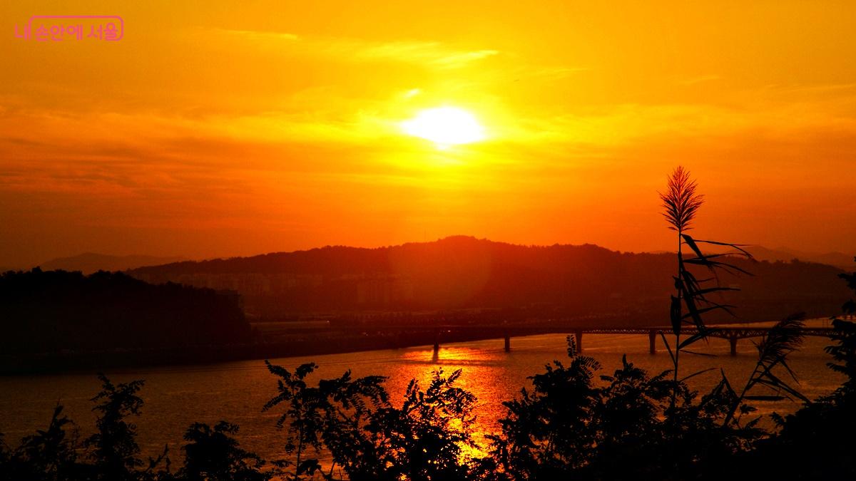 노을공원 내 노을전망대에서 바라본 해넘이 광경