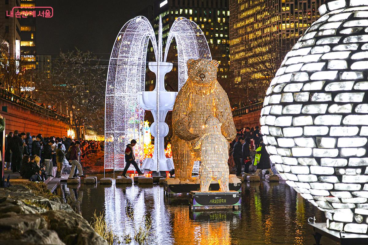 발 디딜 틈 없는 청계천의 주말 밤 풍경 &copy;김주연