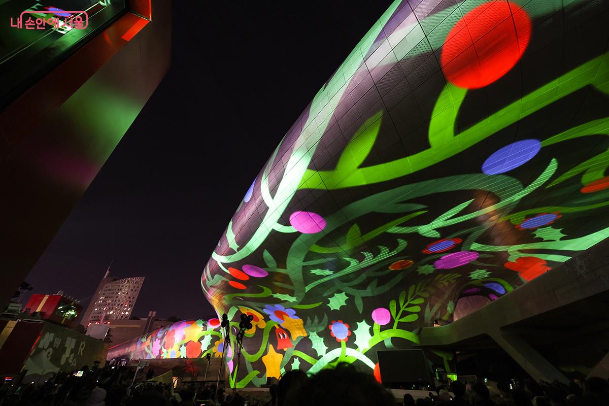 올해는 총 6편의 미디어파사드 작품이 DDP 벽면을 수놓는다. &copy;김주연