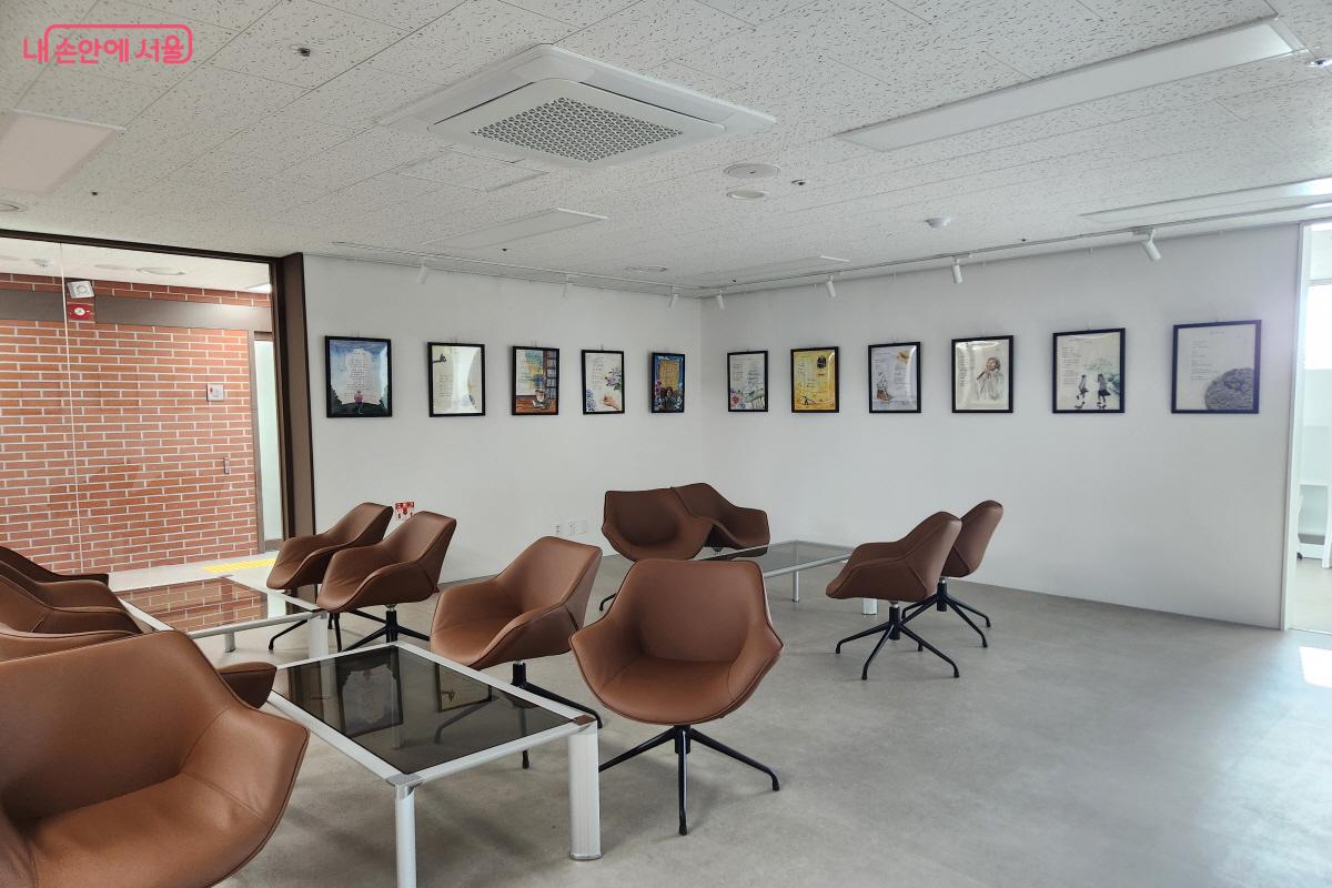 관악더행복마루로 이전한 강감찬관악종합사회복지관. 주민 누구든 이용할 수 있다. &copy;윤혜숙