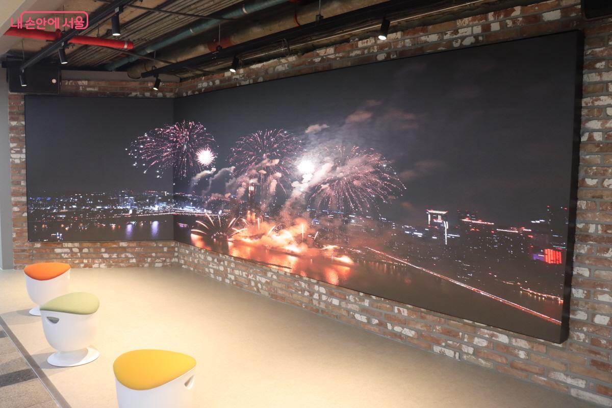 미디어아트를 상영해 지하 공간의 분위기를 밝게 만드는 대형 LED 전광판 &copy;조송연