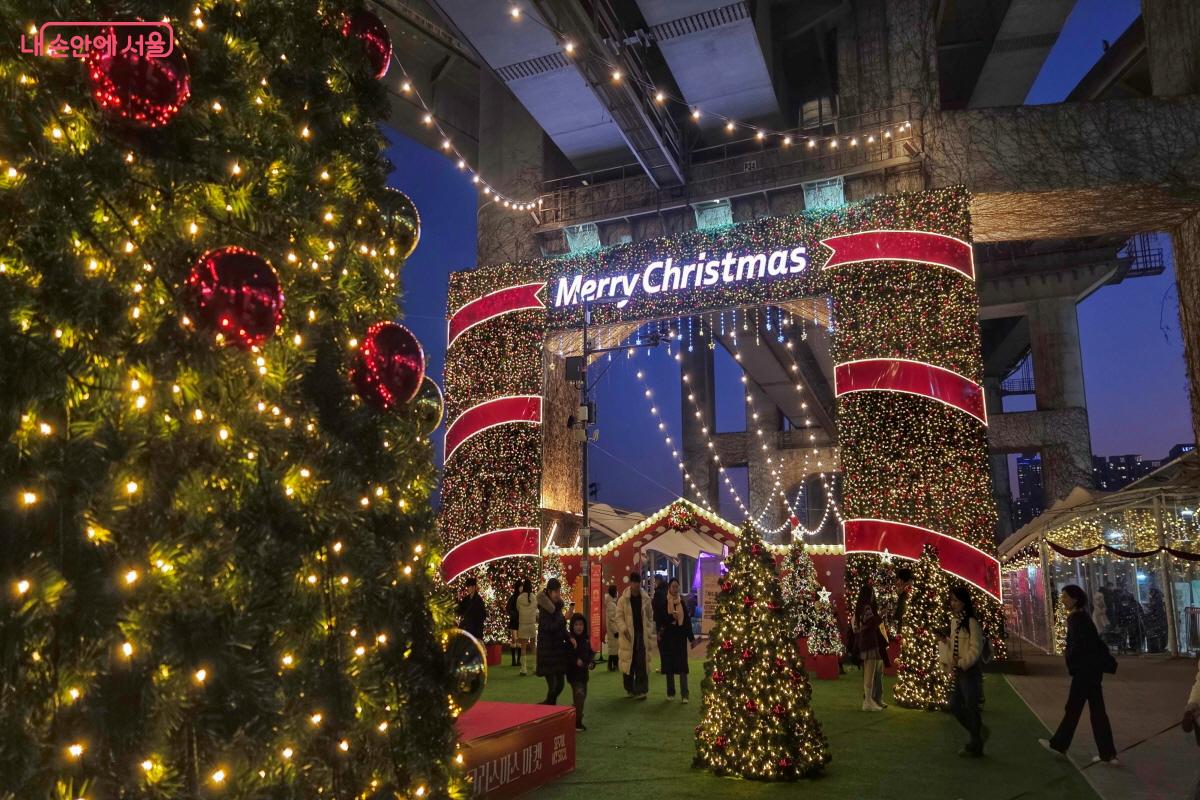&lsquo;2025 로맨틱 한강 크리스마스 마켓&rsquo;이 시작되었다.ⓒ이선미