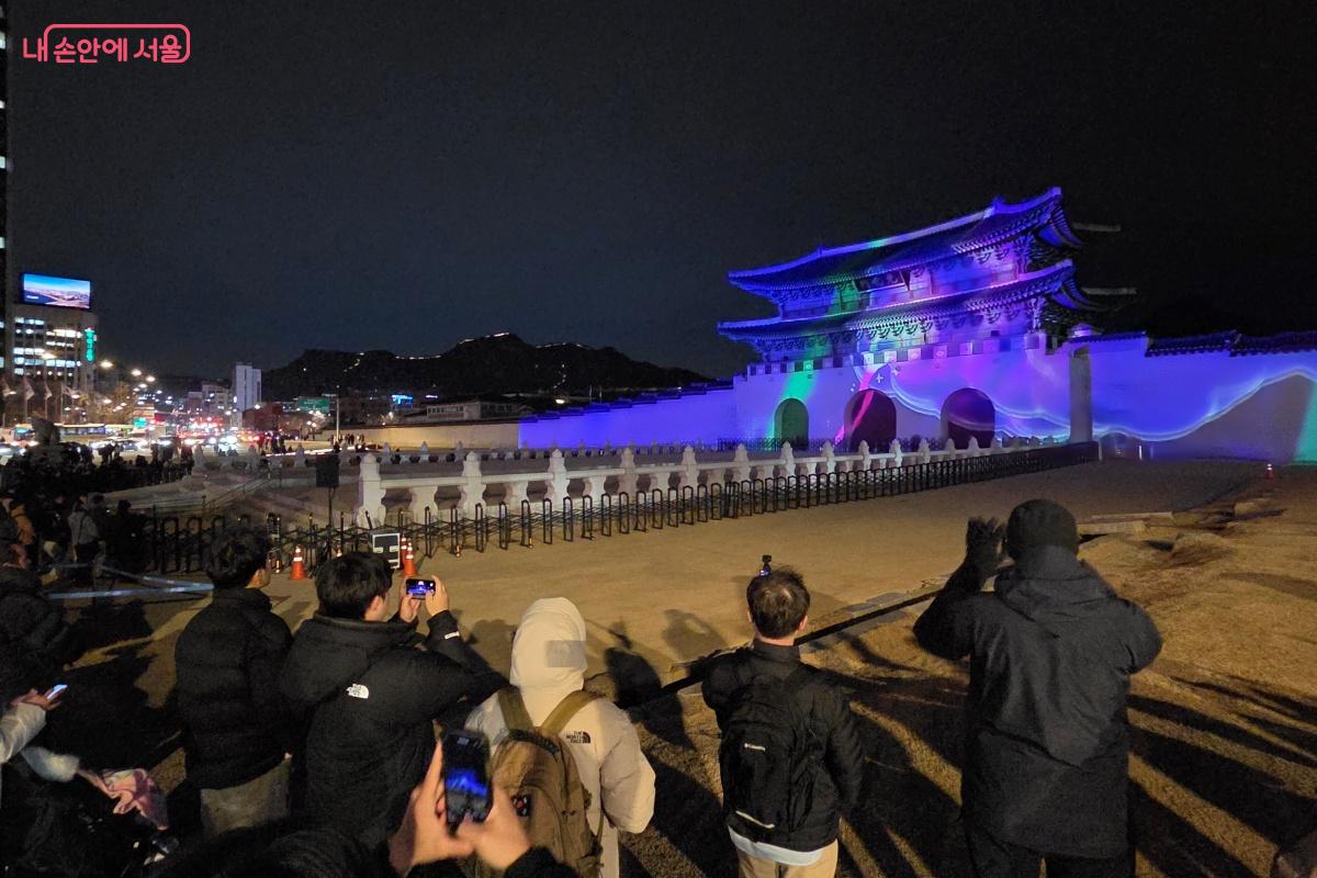 아름다운 시간을 기록으로 남기고 싶어 연신 카메라 셔터를 누른다. &copy;김미선