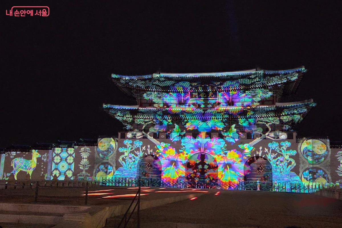 오랜 시간 역사와 시민의 삶이 이어져 온 서울의 상징적인 공간에서 펼쳐진 미디어파사드 쇼 &copy;김미선