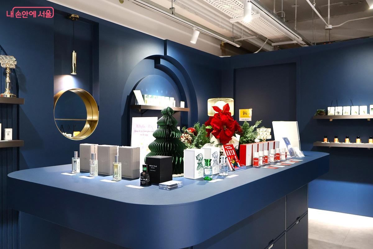 다양한 종류의 향수 제품을 체험할 수 있는 공간 ©이봉덕
