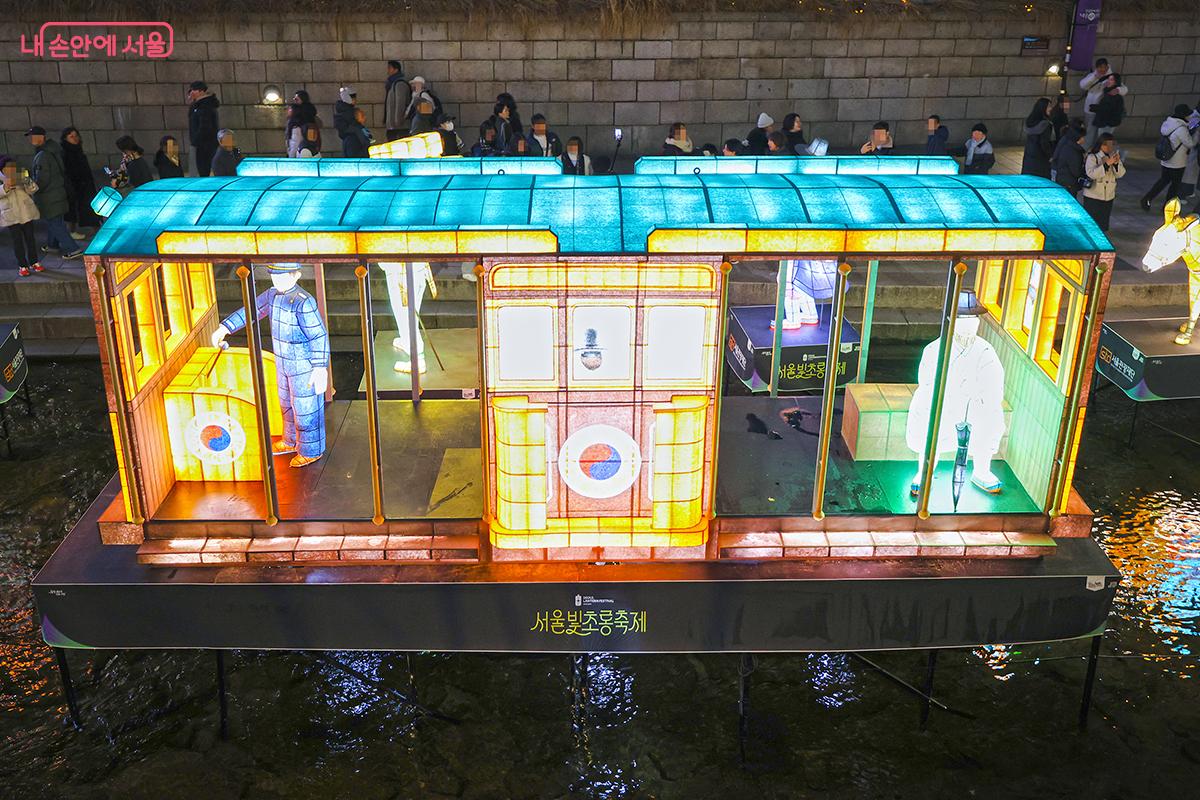 올해도 500여점이 넘는 작품들이 참여해 청계천의 밤을 화려하게 조명했다 &copy;김주연