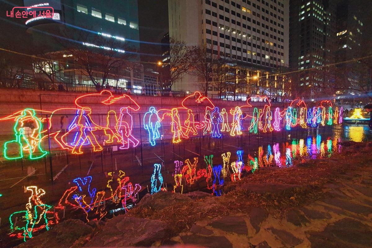 청계천은 4개 테마로 전통 한지와 미디어아트를 결합한 작품을 차례로 만나볼 수 있다. &copy;김병규