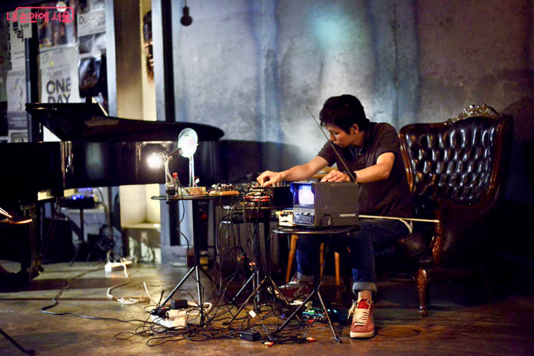 《사운드는 언제나 살아있었다》전형산, <뜻밖의 소리> 전시 퍼포먼스 전경 (2015, 사진: 작가 제공)