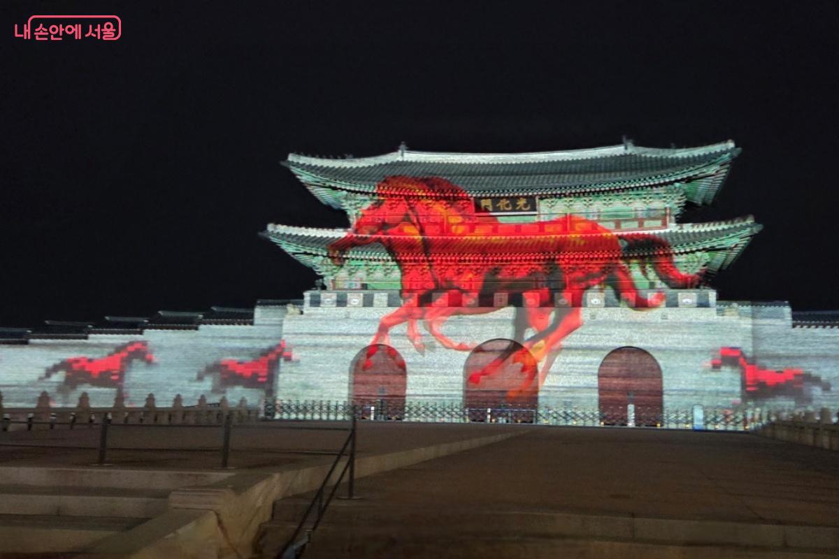 붉은 말들이 뛰어다니는 영상은 생동감이 넘쳤다. &copy;김미선