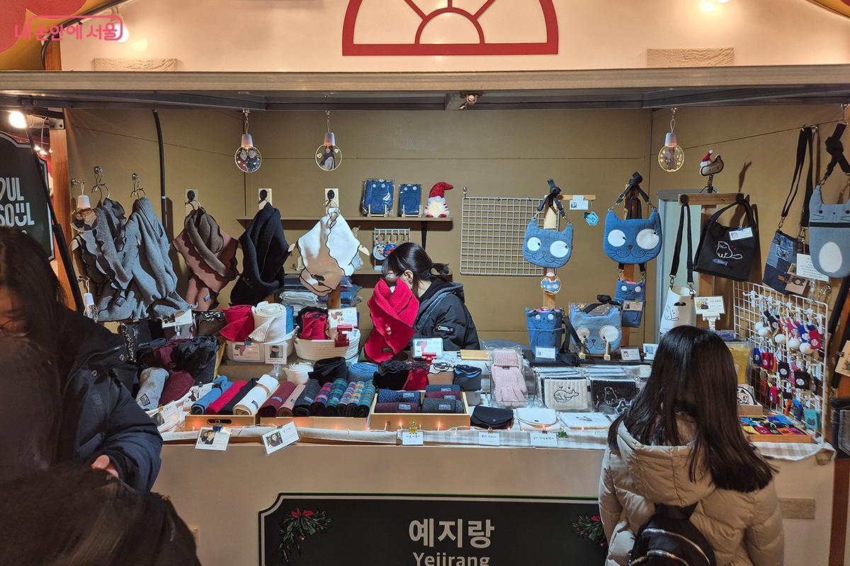 광화문광장에서 열린 산타마을 마켓 빌리지는 크리스마스 용품은 물론 다양한 겨울 방한품들을 판매한다. &copy;이혜숙