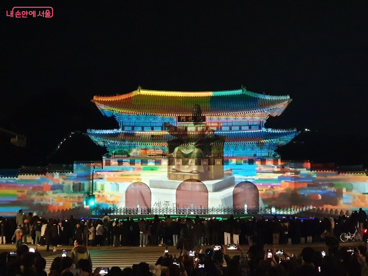 '서울라이트 광화문' 미디어 아트 속에 등장한 세종대왕 ©엄윤주