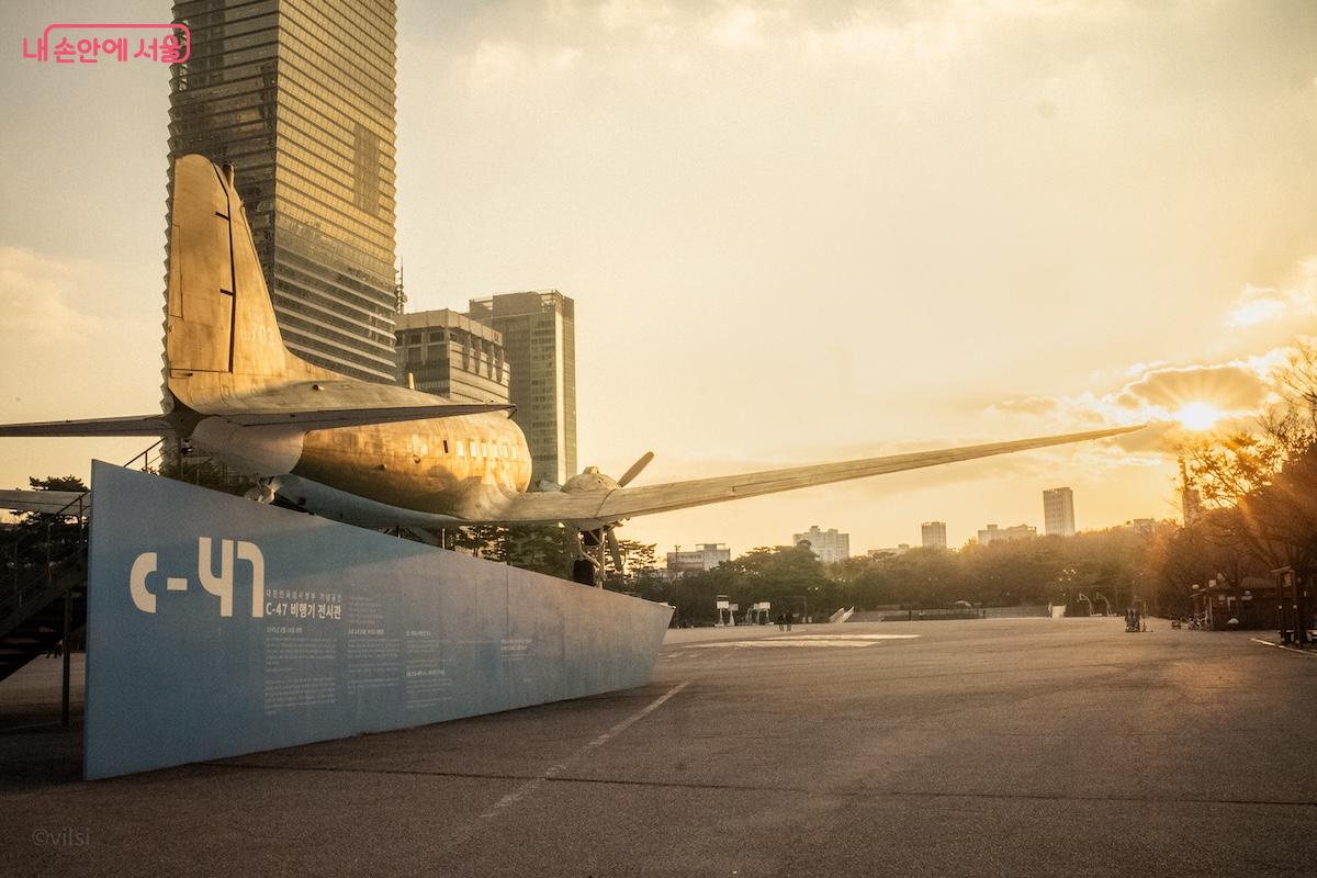 문화의 마당에는 C-47 수송기가 전시 중이다. &copy;이진형