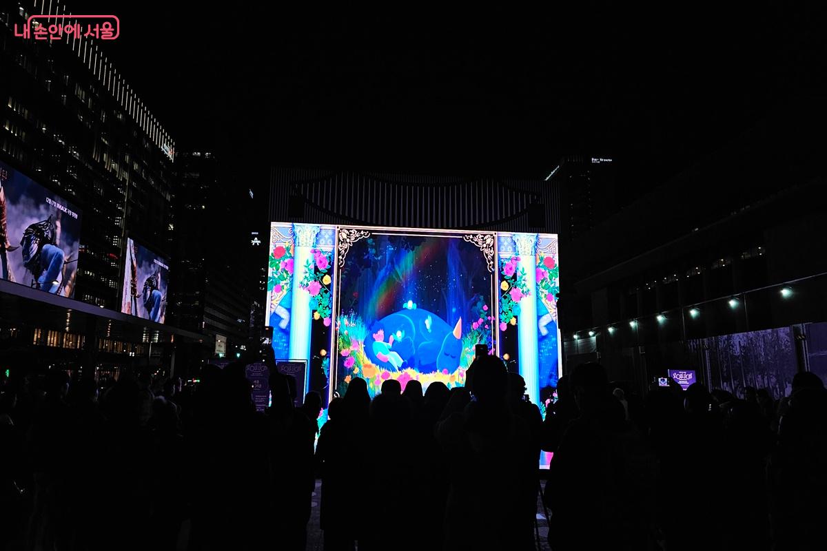 미디어아트를 보며 인증샷을 남기는 시민들 &copy;권연주