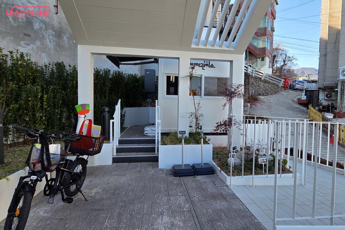 지역 주민을 위한 삼양동 빌라관리사무소. 청소, 안전 순찰, 시설유지 지원 등을 제공한다. ©김미선