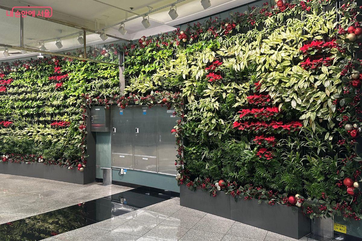 지하철 역사 내 장비들과 크리스마스 장식이 어우러져 있다. ©김재형