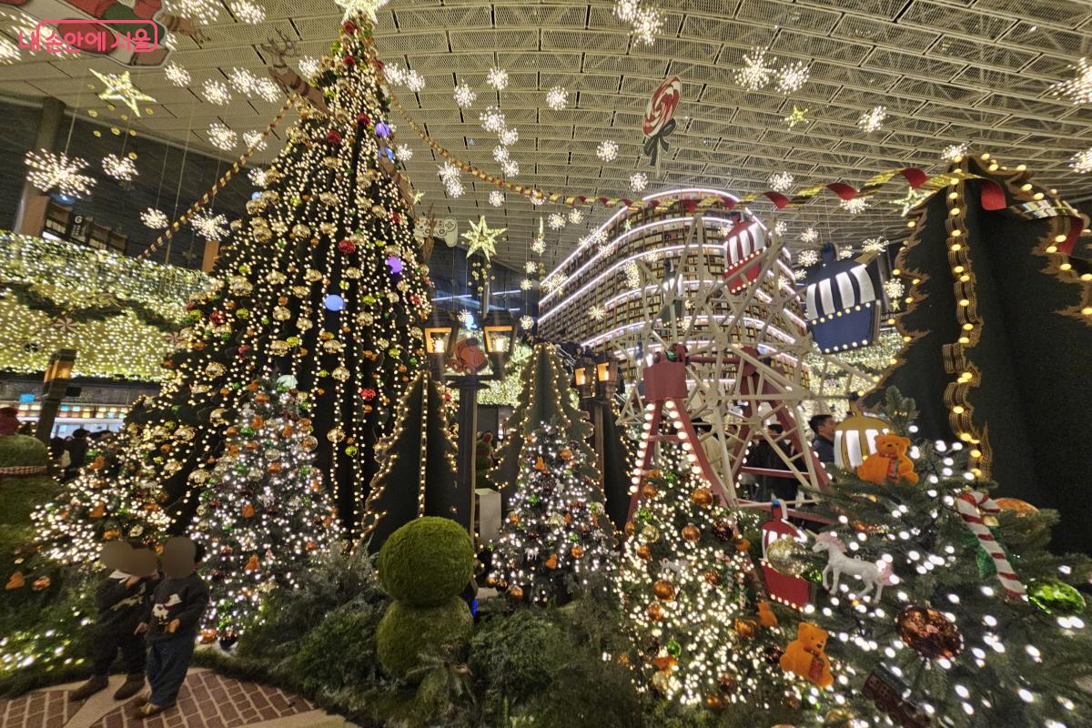 10m의 초대형 트리와 눈부신 조명으로 장관이 펼쳐지는 '별마당 도서관' &copy;염지연