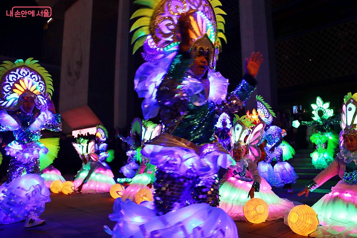 미디어 퍼포먼스팀과 해외 초청 공연단이 빛을 입은 의상으로 행진하자, 광화문은 순식간에 겨울밤 판타지아의 무대로 변했다. &copy;정향선