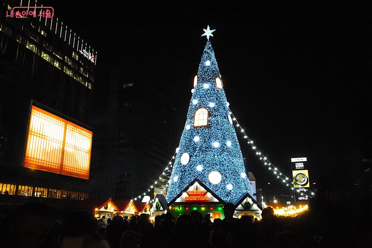 광화문 마켓 3구역의 대형 크리스마스트리 &copy;조수봉