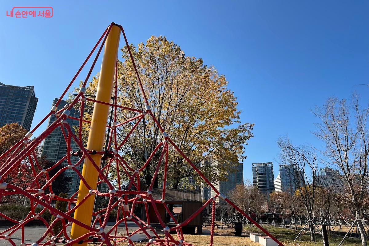 잔디마당 끝자락에 위치해 있다. ©김수겸