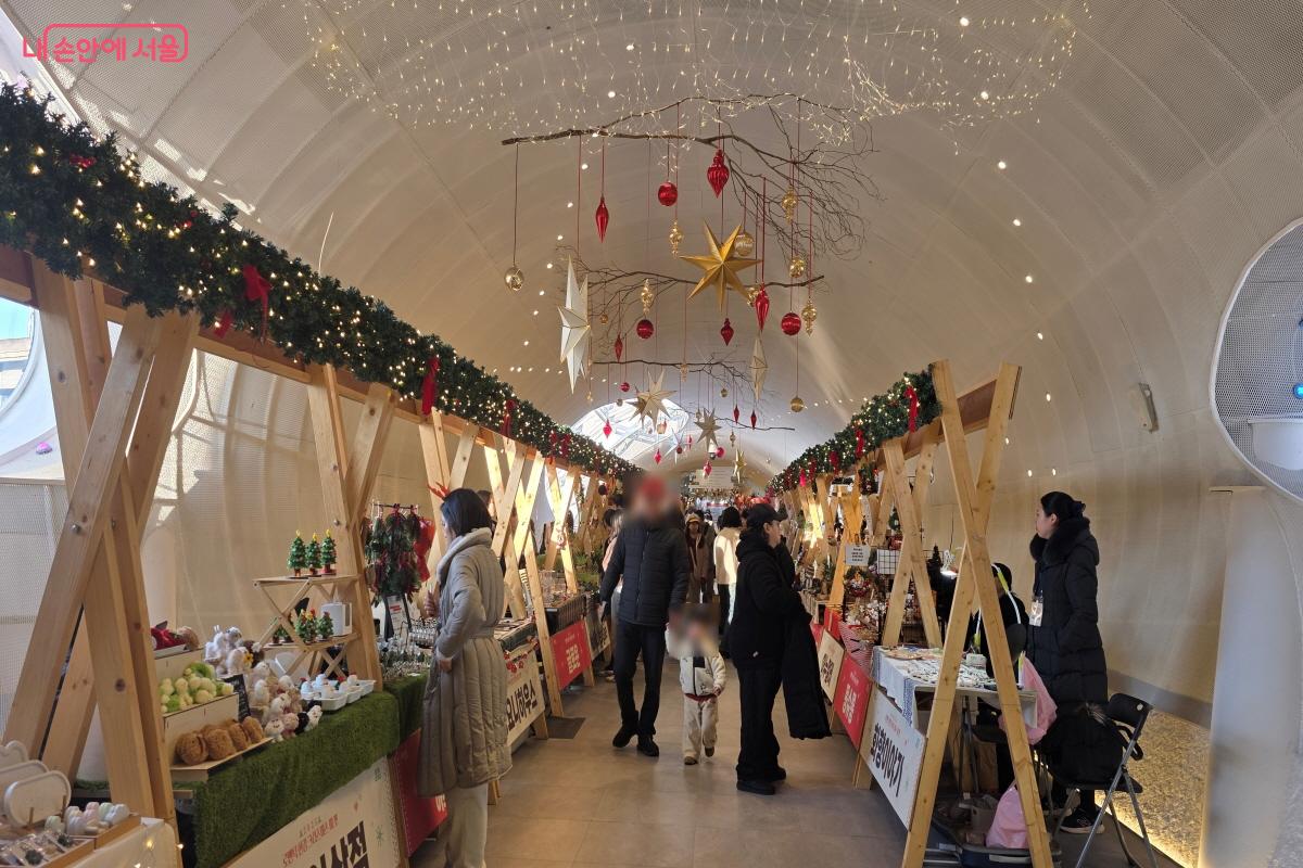 크리스마스 마켓이 실내공간 안에 조성돼 따뜻하게 구경할 수 있다. ⓒ이선미
