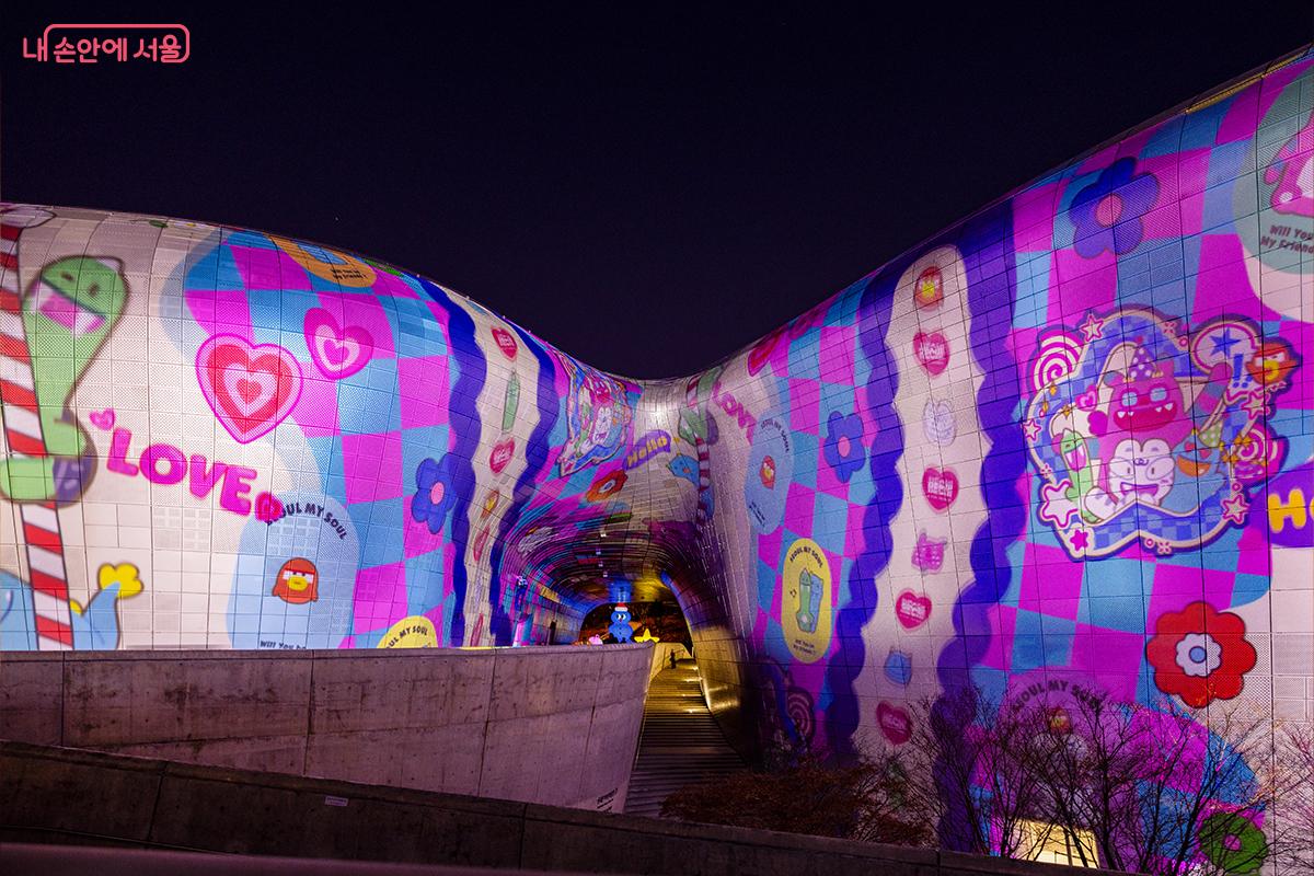 곡면 외벽을 따라 이어지는 하트와 캐릭터 패턴 미디어파사드 &copy;장신자