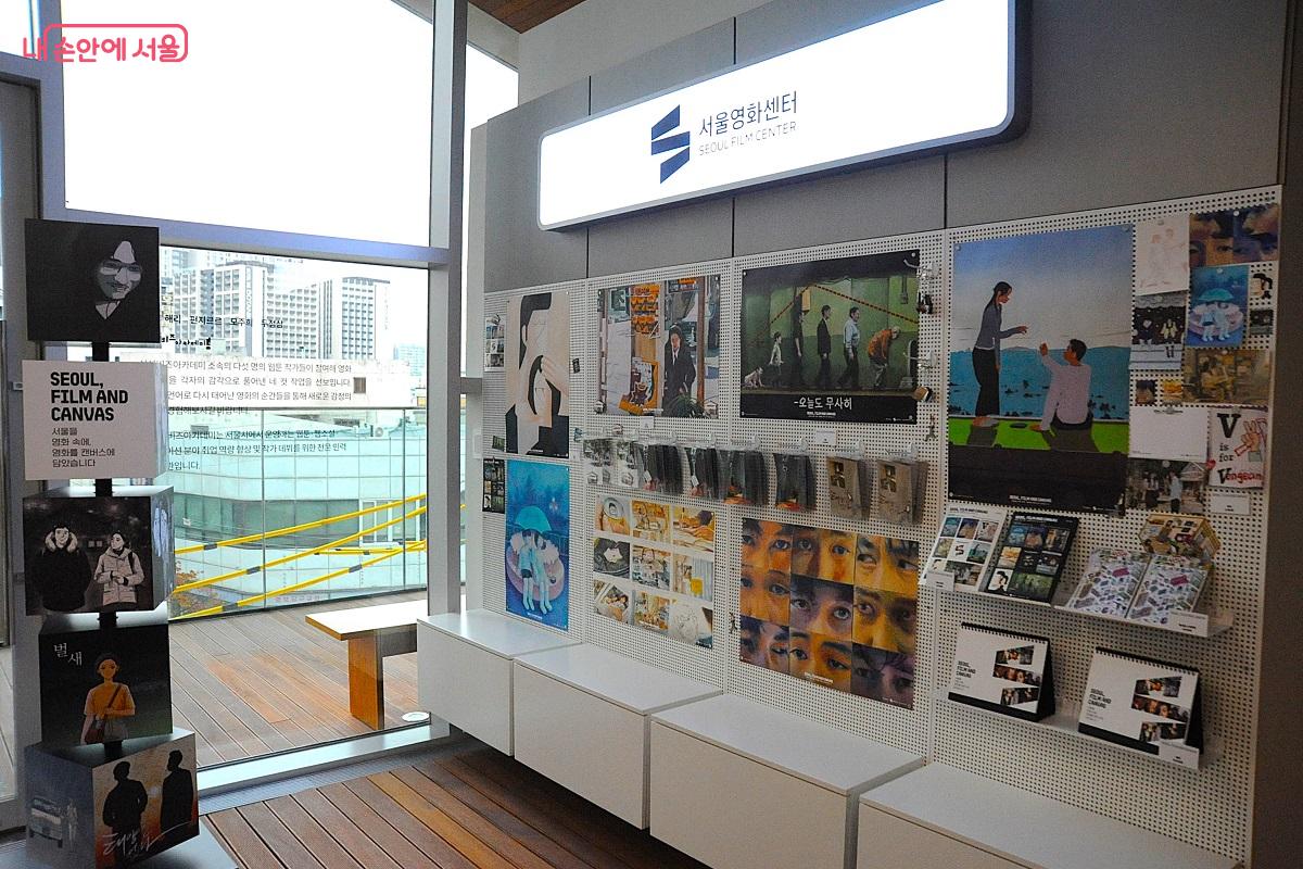 시네마 라운지 안내 데스크에서는 여러 가지 작품 관련 굿즈를 판매한다. ©조수봉